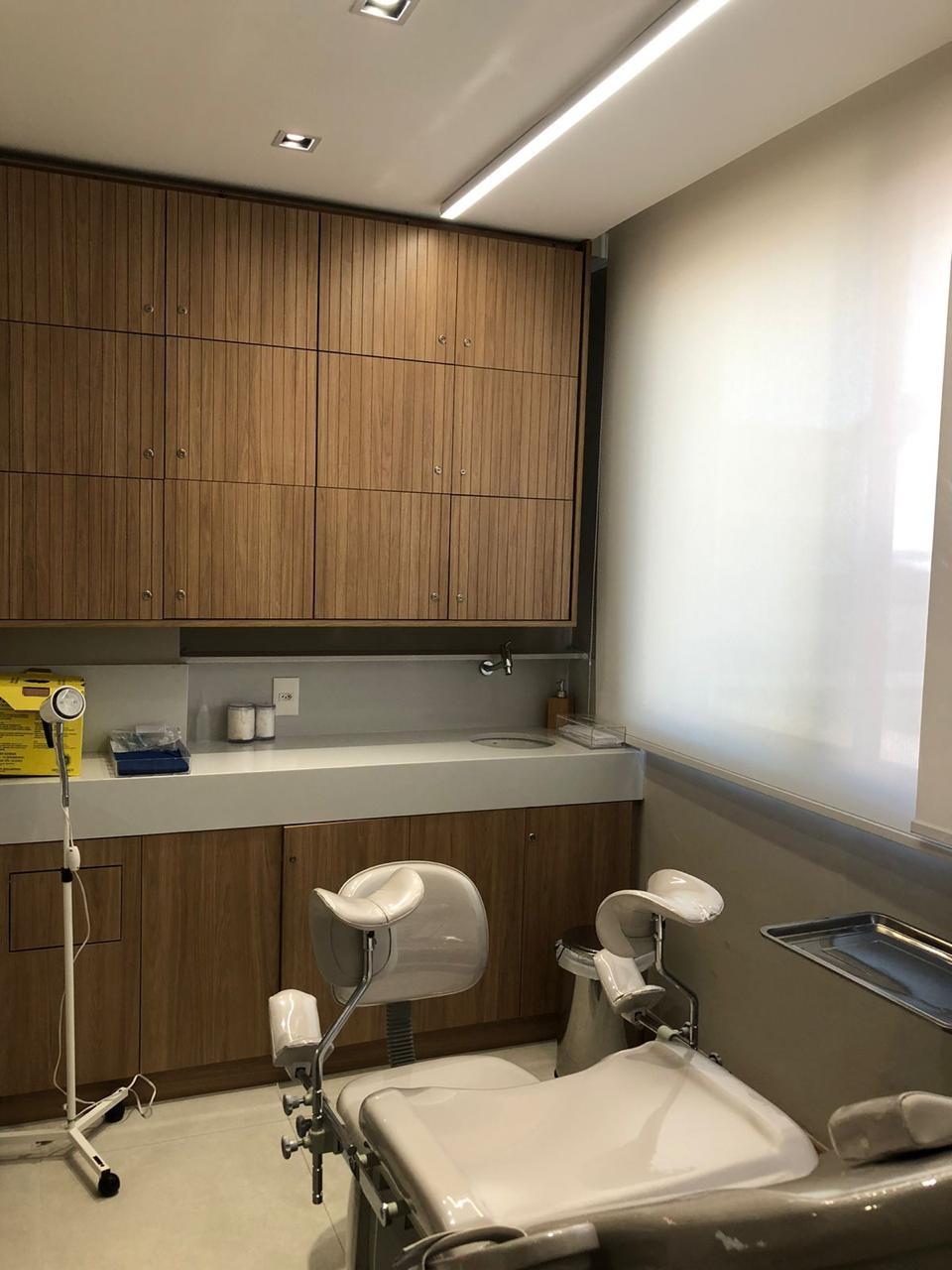 Sala de exames ginecológicos equipada e higienizada