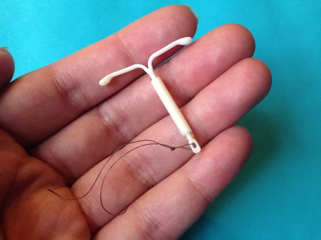 Dispositivo intrauterino DIU segurado na palma da mão